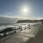 Merchants Quarters - Othala - Stunning With Harbour And Sea Views - Free Roof Terrace With Sea And Harbour View And Location To Beaches Amenities Restaurants And Harbour Scarborough
