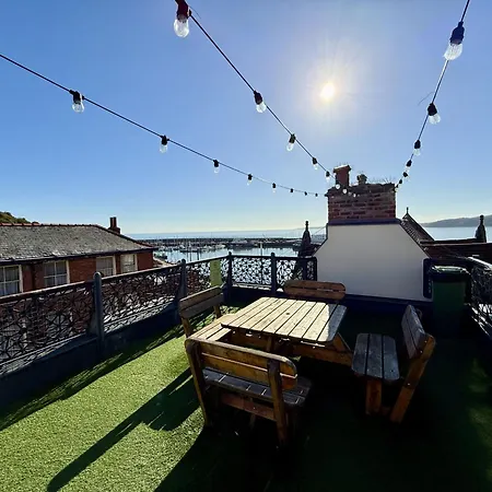 Merchants Quarters - Othala - Stunning With Harbour And Sea Views, Roof Terrace And Location To Amenities Scarborough